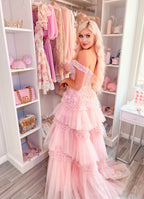 Vestido de fiesta largo rosa claro con volantes y corte princesa en A y hombros descubiertos de Roycebridal