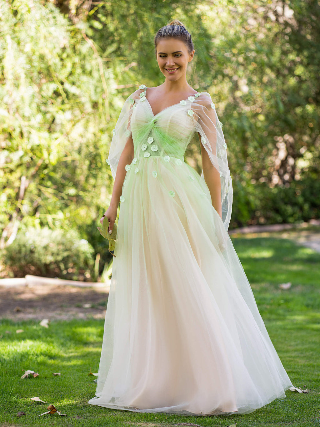 Bodenlanges Ballkleid aus Tüll mit V-Ausschnitt und 3D-Applikation