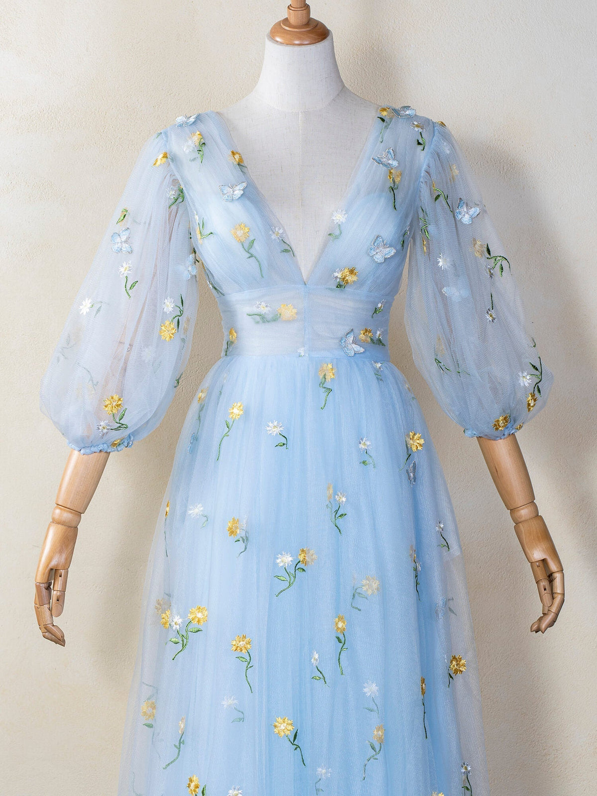 Ballkleid aus Tüll mit V-Ausschnitt, Stickerei und Spitze