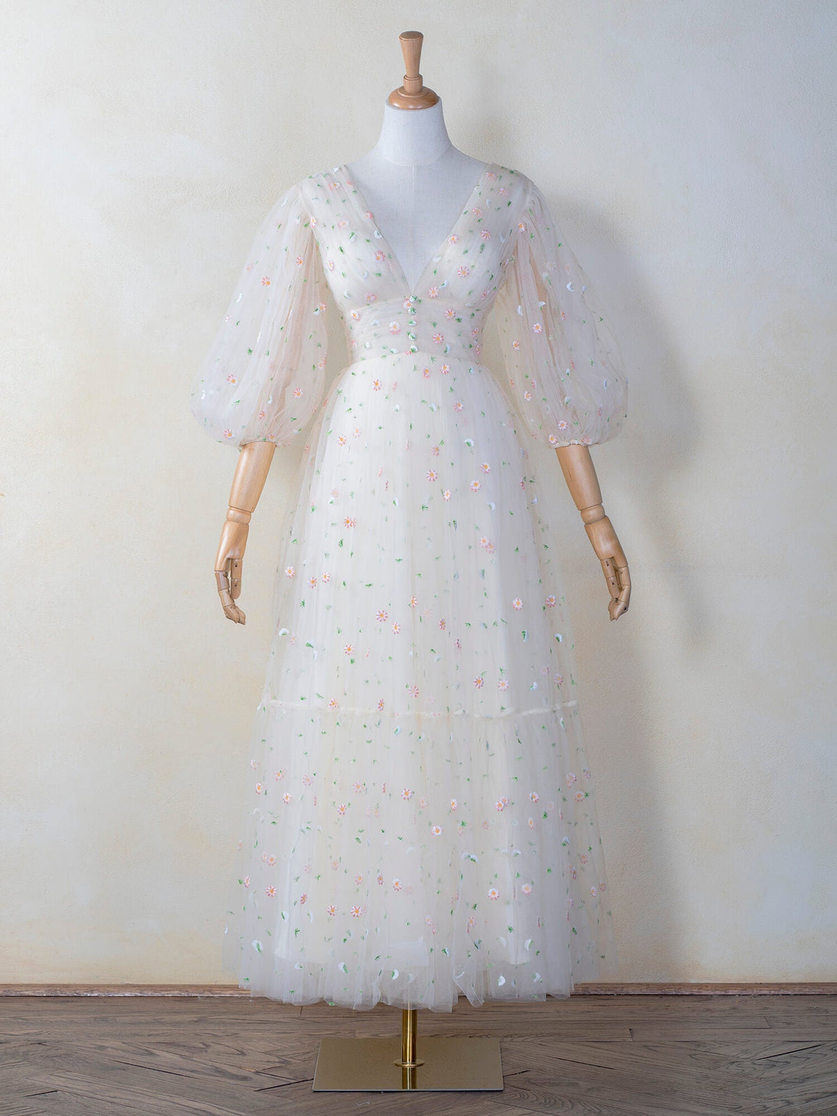 Vestido comprido com decote em V profundo, punhos com folhos e padrão de nuvens estreladas