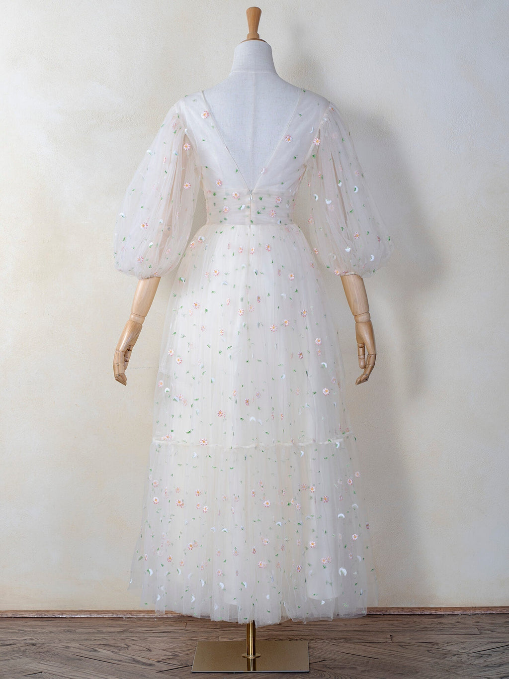 Vestido comprido com decote em V profundo, punhos com folhos e padrão de nuvens estreladas