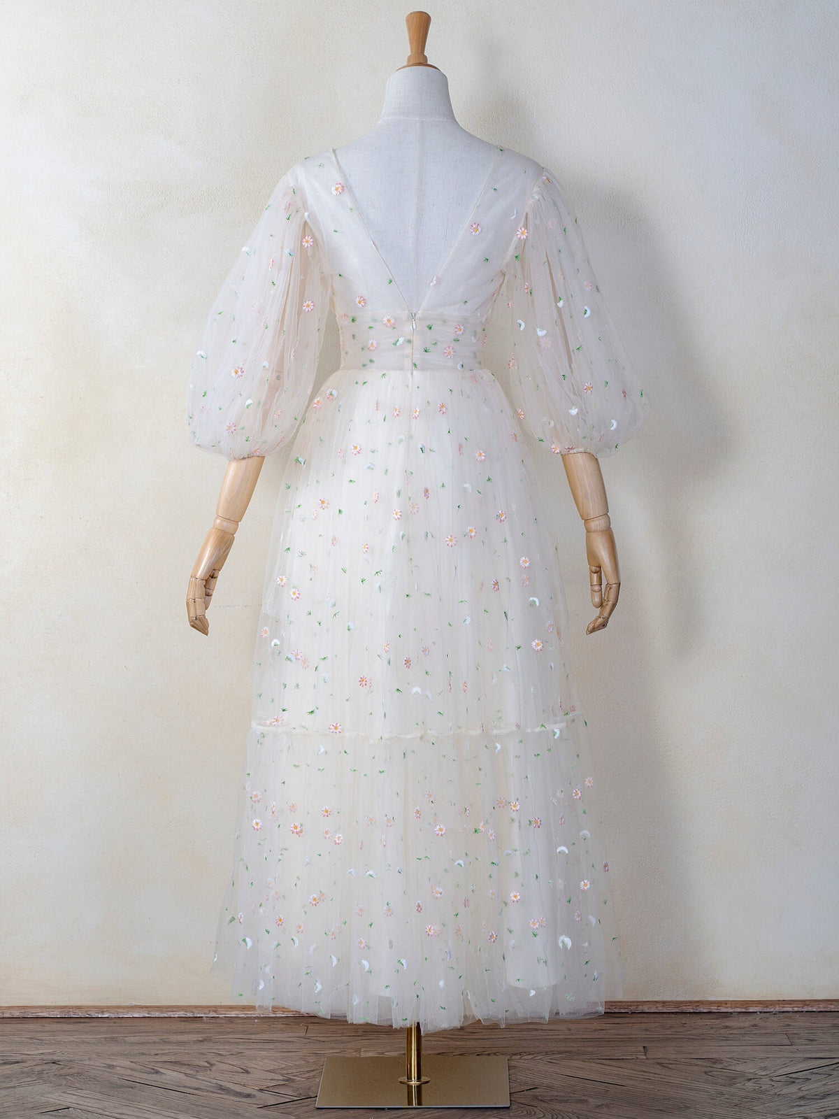 Vestido comprido com decote em V profundo, punhos com folhos e padrão de nuvens estreladas
