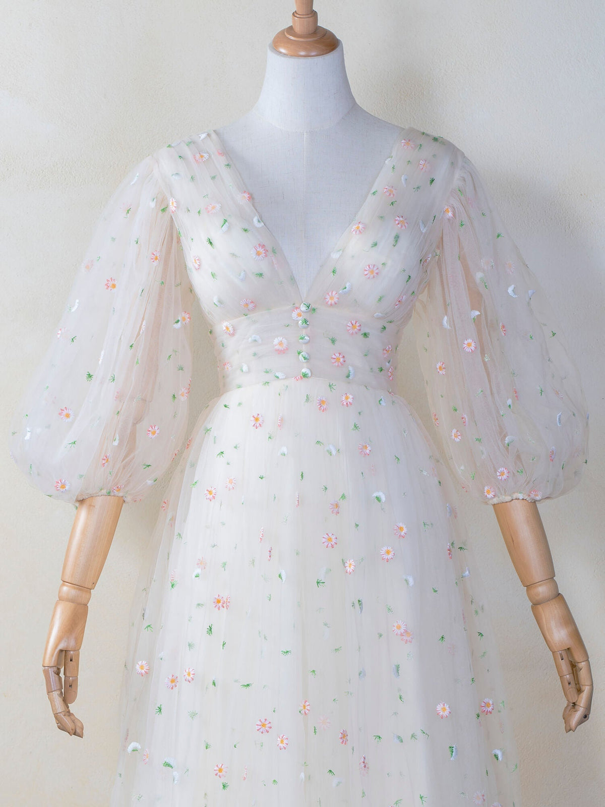 Vestido comprido com decote em V profundo, punhos com folhos e padrão de nuvens estreladas