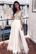 Robes de mariée à manches longues en ligne A avec appliques et col en V | Robes de mariée en tulle plissé fendu sur le côté