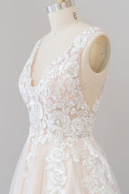 Robe de mariée longue jusqu'au sol en tulle avec appliques et col en V