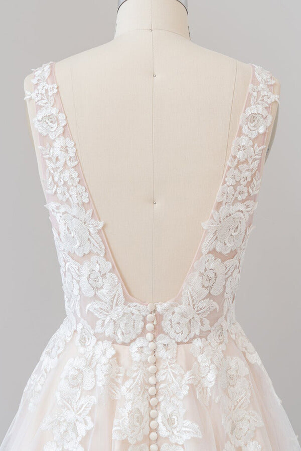 Robe de mariée longue jusqu'au sol en tulle avec appliques et col en V