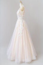 Robe de mariée longue jusqu'au sol en tulle avec appliques et col en V