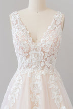 Robe de mariée longue jusqu'au sol en tulle avec appliques et col en V