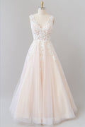 Robe de mariée longue jusqu'au sol en tulle avec appliques et col en V