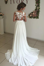Vestido de Noiva Marfim com Decote em V, Mangas Curtas e Cauda Arrastada com Apliques