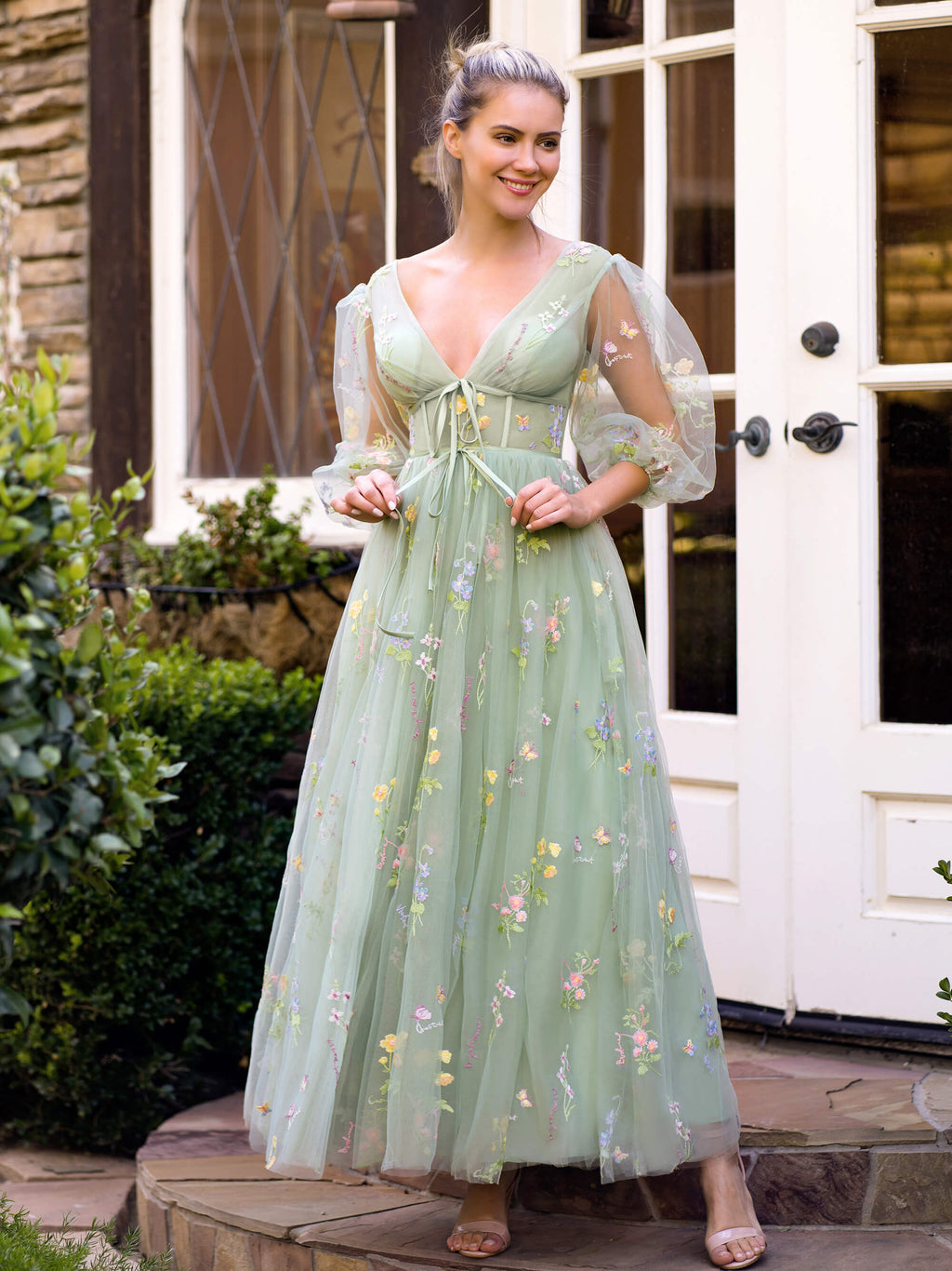 Abito da cerimonia lungo in tulle con corpetto ricamato e scollo a V a fiori