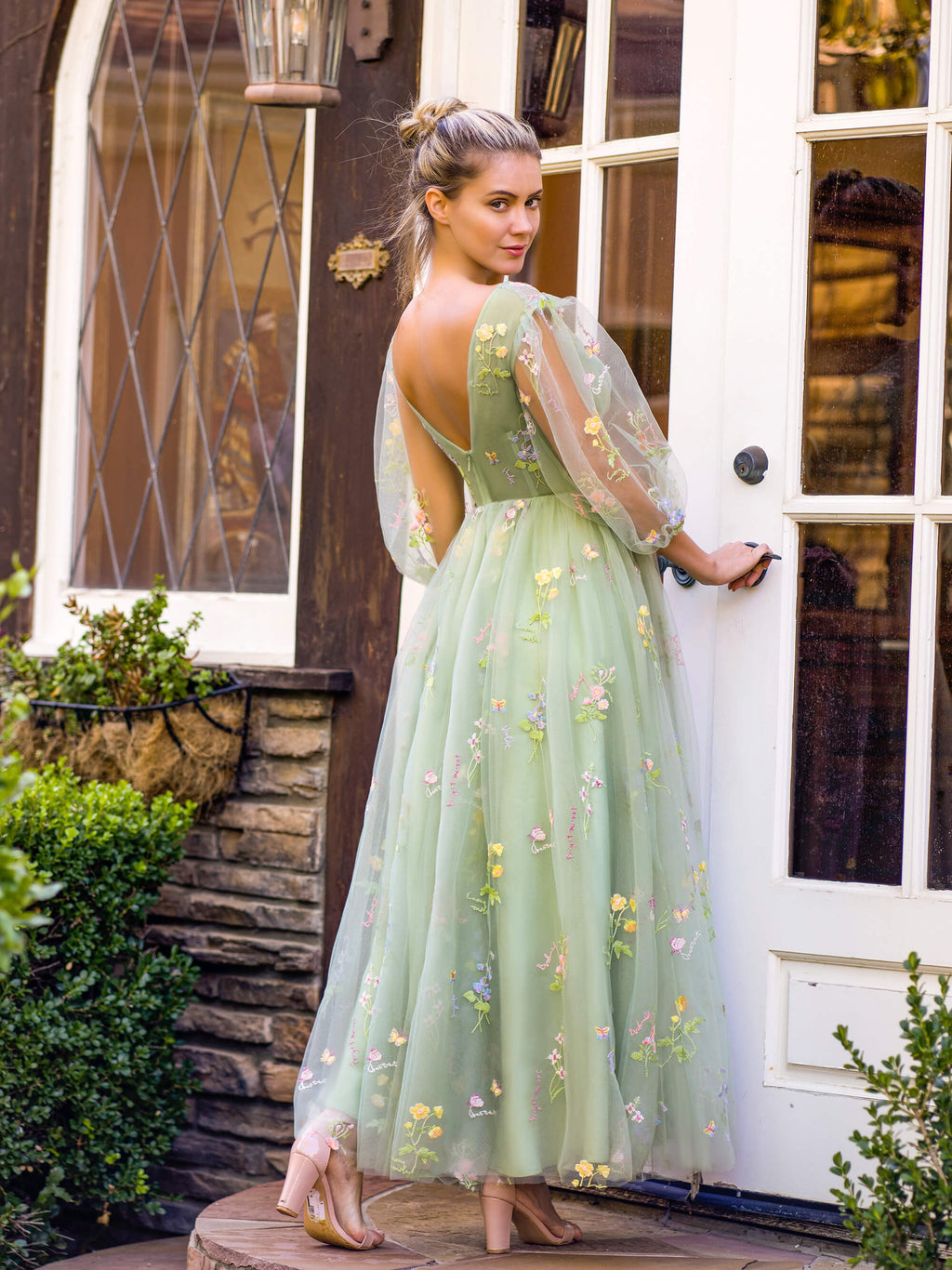 Abito da cerimonia lungo in tulle con corpetto ricamato e scollo a V a fiori