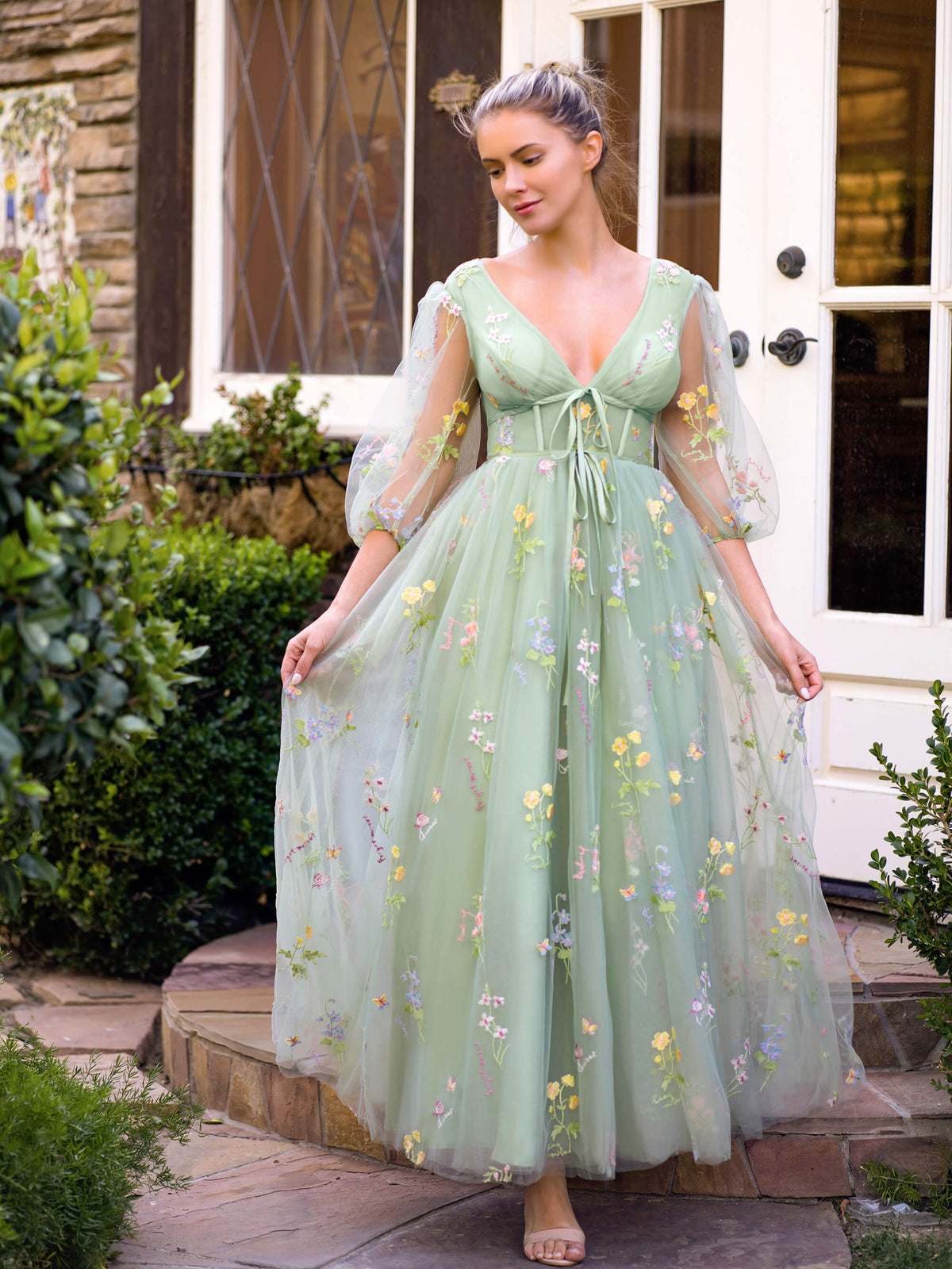 Abito da cerimonia lungo in tulle con corpetto ricamato e scollo a V a fiori