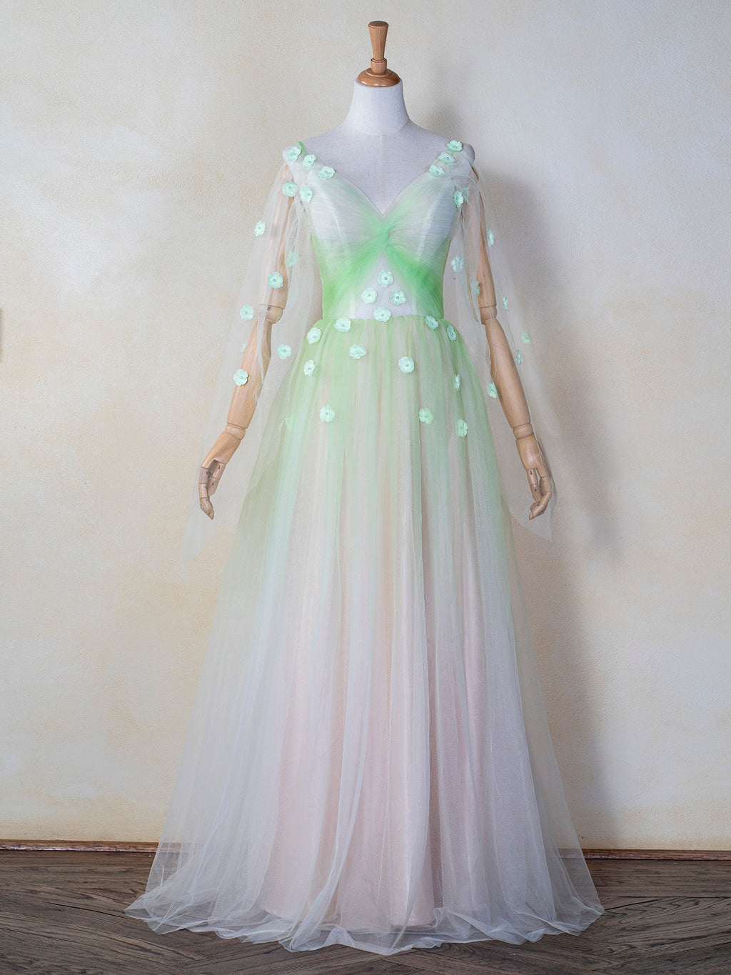 Bodenlanges Ballkleid aus Tüll mit V-Ausschnitt und 3D-Applikation