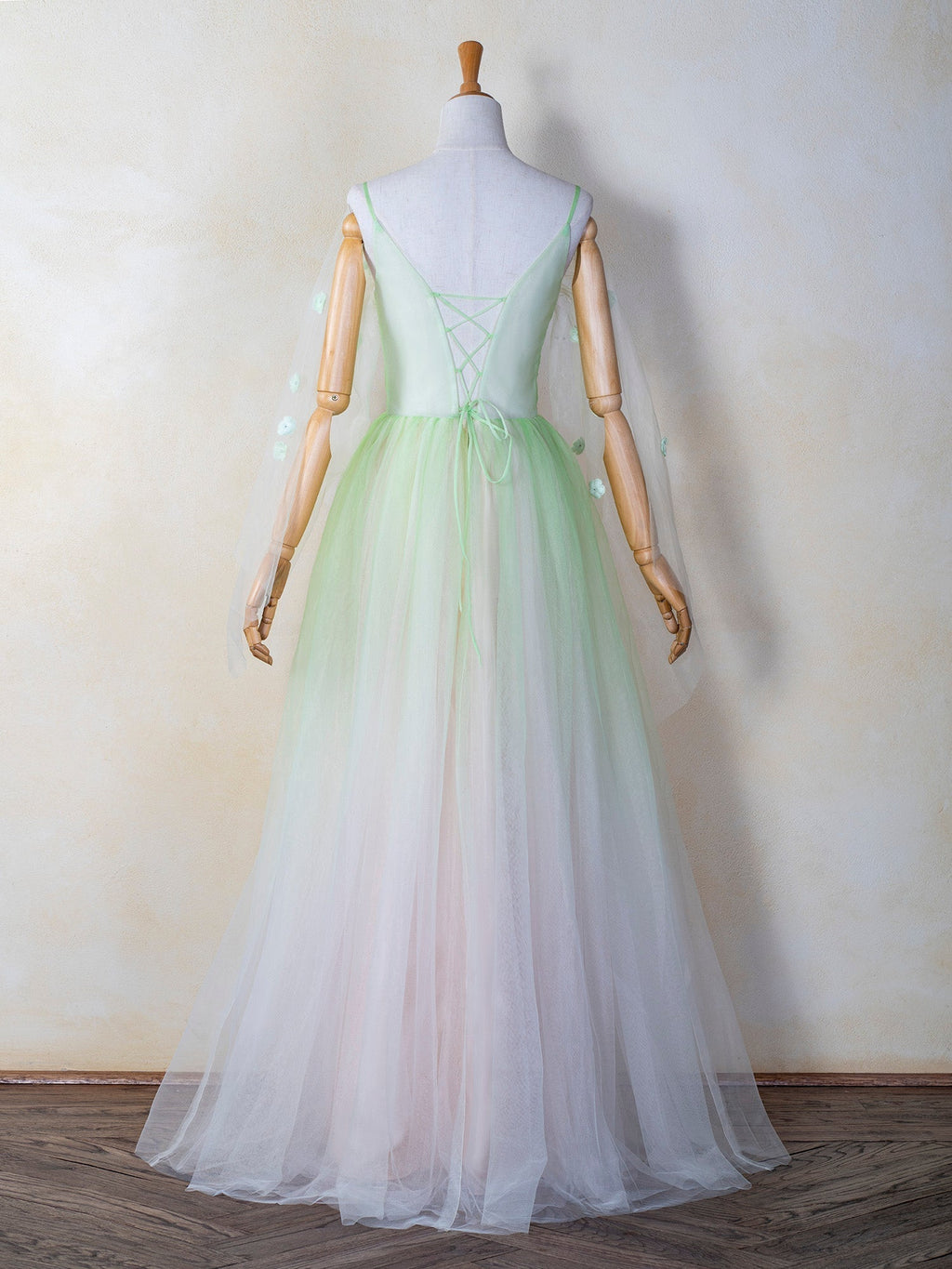 Bodenlanges Ballkleid aus Tüll mit V-Ausschnitt und 3D-Applikation