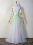 Bodenlanges Ballkleid aus Tüll mit V-Ausschnitt und 3D-Applikation