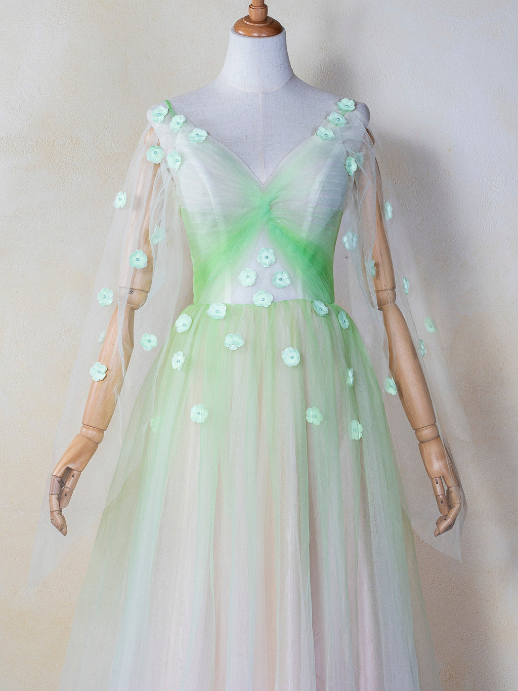 Bodenlanges Ballkleid aus Tüll mit V-Ausschnitt und 3D-Applikation