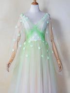 Bodenlanges Ballkleid aus Tüll mit V-Ausschnitt und 3D-Applikation