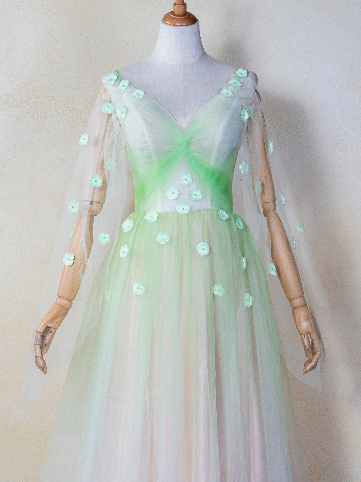 Bodenlanges Ballkleid aus Tüll mit V-Ausschnitt und 3D-Applikation