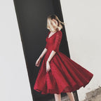 Robe de bal courte bordeaux en dentelle à col en V et manches mi-longues