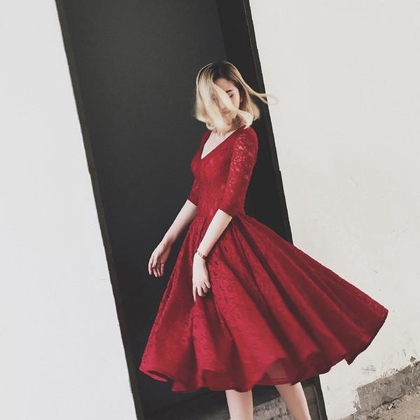Robe de bal courte bordeaux en dentelle à col en V et manches mi-longues