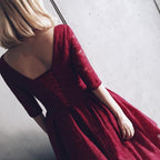 Robe de bal courte bordeaux en dentelle à col en V et manches mi-longues
