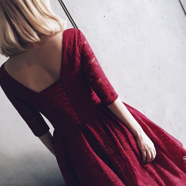 Robe de bal courte bordeaux en dentelle à col en V et manches mi-longues