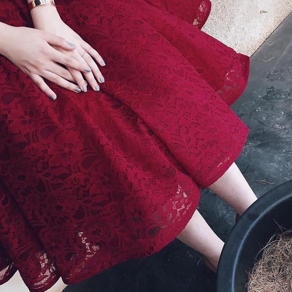Robe de bal courte bordeaux en dentelle à col en V et manches mi-longues