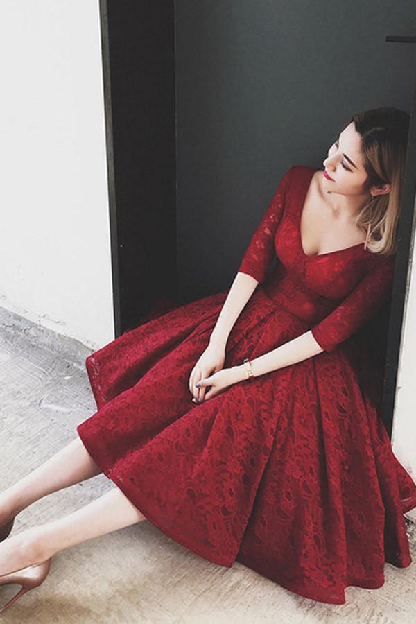 Robe de bal courte bordeaux en dentelle à col en V et manches mi-longues