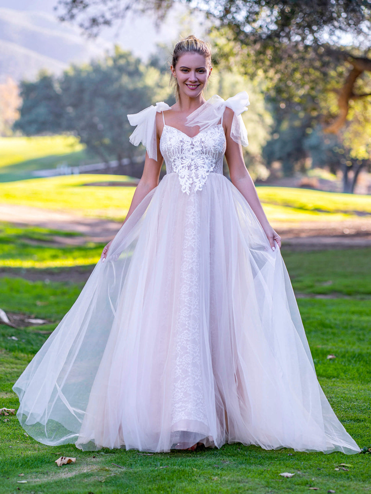 Vestido de baile comprido em tule com decote em V, alças com laço e renda