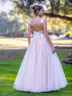 Vestido de baile comprido em tule com decote em V, alças com laço e renda