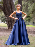 Robe de soirée longue jusqu'au sol en dentelle avec décolleté en V et taille évasée