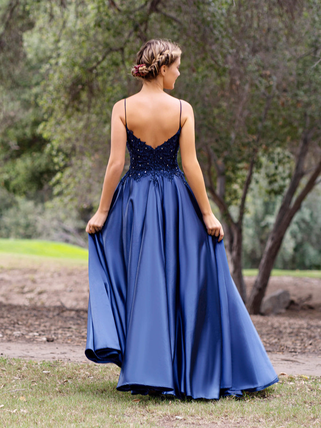Robe de soirée longue jusqu'au sol en dentelle avec décolleté en V et taille évasée