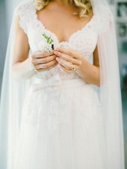 Vestido de novia de corte A con escote en V, encaje, tul y mangas casquillo