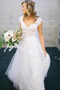 Abito da sposa a linea ad A con scollo a V, maniche corte a cappuccio in pizzo e tulle