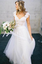 Abito da sposa a linea ad A con scollo a V, maniche corte a cappuccio in pizzo e tulle