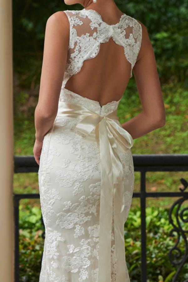 Vestido de Noiva Justo com Decote em V, Renda, Fecho de Correr e Cauda Arrastada