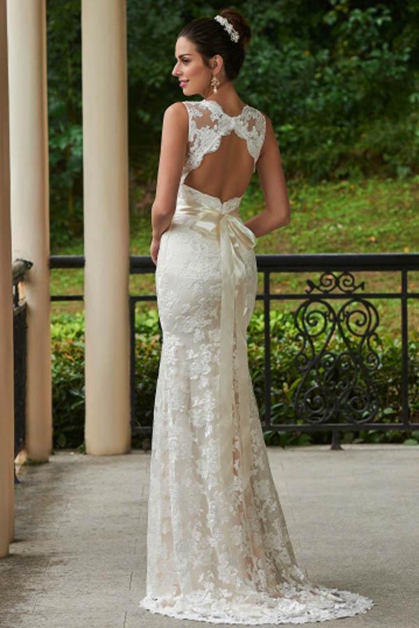 Vestido de Noiva Justo com Decote em V, Renda, Fecho de Correr e Cauda Arrastada