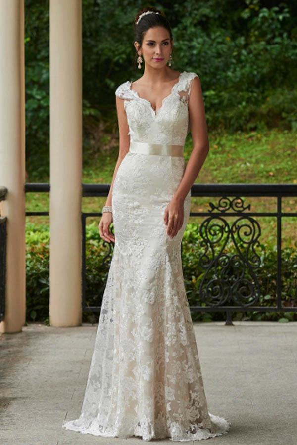 Vestido de Noiva Justo com Decote em V, Renda, Fecho de Correr e Cauda Arrastada