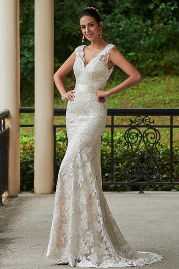 Vestido de Noiva Justo com Decote em V, Renda, Fecho de Correr e Cauda Arrastada