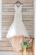Robe de mariée blanche longue en dentelle avec appliques, col en V et traîne sirène