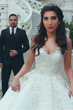 Vestidos de Noiva com Decote em V, Saia Rodada e Aplicações de Renda