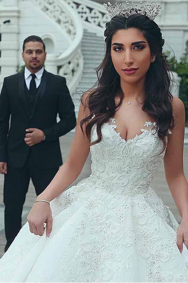 Vestidos de Noiva com Decote em V, Saia Rodada e Aplicações de Renda
