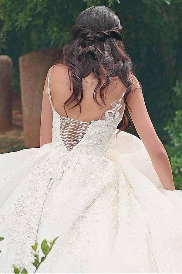 Vestidos de Noiva com Decote em V, Saia Rodada e Aplicações de Renda
