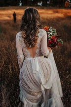 Vestido de Noiva Boémio com Decote em V, Bolinhas, Renda, Costas Descobertas e Mangas Compridas