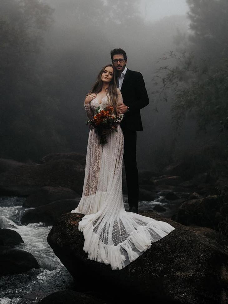 Vestido de Noiva Boémio com Decote em V, Bolinhas, Renda, Costas Descobertas e Mangas Compridas