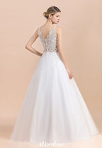 Vestido de novia estilo princesa con escote en V y encaje transparente hasta el suelo