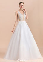 Vestido de novia estilo princesa con escote en V y encaje transparente hasta el suelo