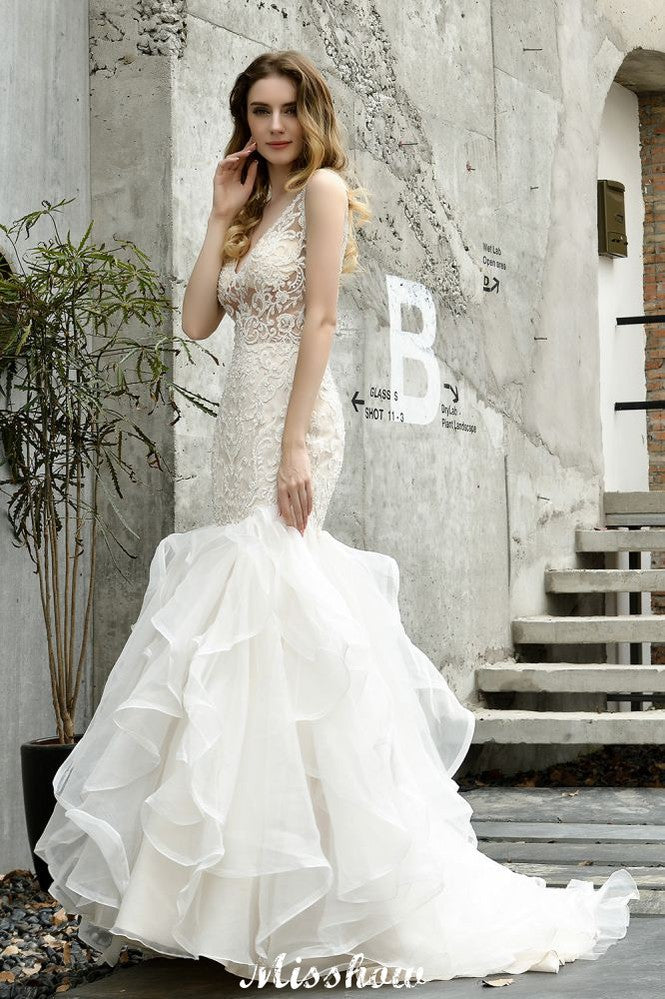Vestido de Noiva Sereia com Decote em V, Sem Mangas, Renda Floral, Saia de Tule Bufante e Corte Justo para Casamento no Jardim
