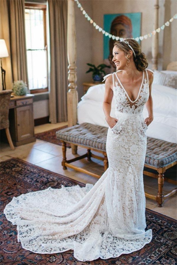 Vestido de Noiva em Renda com Decote em V, Sem Mangas, Franzido, Costas Descobertas e Cauda de Corte